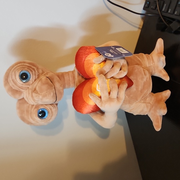 Universal Studios E.T. 40th Anniversary Plush 16" Holding Heart Stuffed Toy - Picture 2 of 5